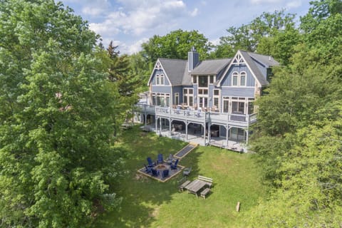 American Eagle Lodge by Railey Vacations House in McHenry