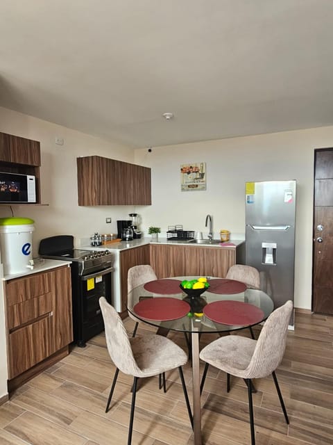 Kitchen or kitchenette, Dining area