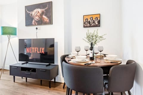 Contractor Friendly 5 Bed Free Parking & WiFi Apartment in Newcastle-under-Lyme