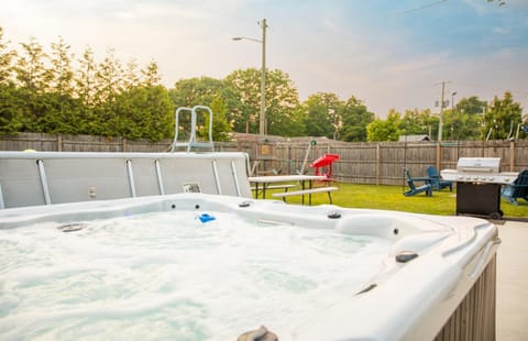 Family Favorite! Heated Pool, Hot Tub, Sleeps 16 House in South Haven