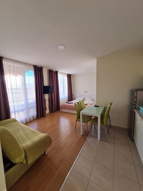 Bed, Living room, Dining area, Bedroom