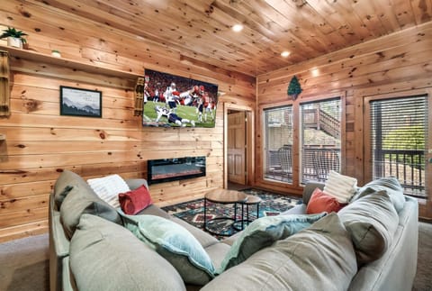 Sleeps 34! Games, Hot Tub, Pool, Minutes To It All House in Pigeon Forge