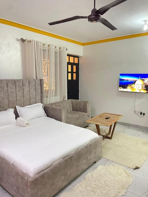 TV and multimedia, Living room, Seating area, Bedroom