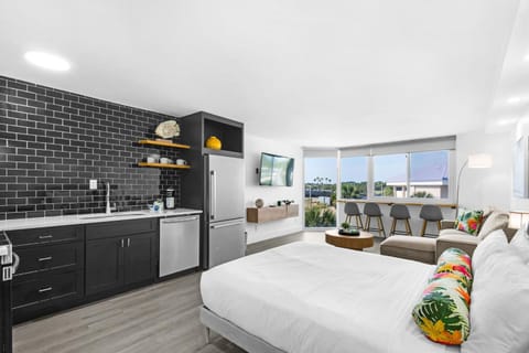 Bed, TV and multimedia, Kitchen or kitchenette, Photo of the whole room, Dining area, Bedroom, oven