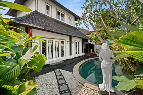 Property building, Garden, Swimming pool