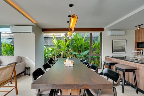 Kitchen or kitchenette, Seating area, Dining area, air conditioner