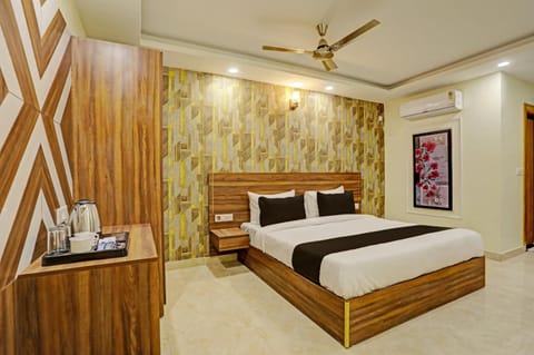 Bed, Photo of the whole room, Bedroom, fireplace, wardrobe