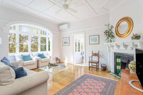 TV and multimedia, Living room, Seating area, air conditioner