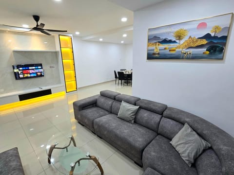 TV and multimedia, Living room, Evening entertainment