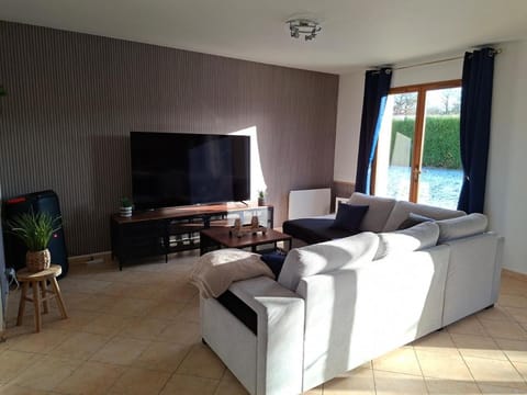 Communal lounge/ TV room, TV and multimedia, Living room, Seating area