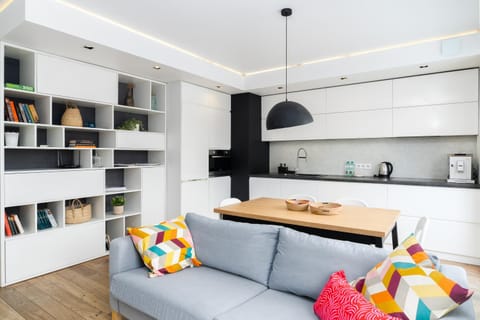 Coffee/tea facilities, Kitchen or kitchenette, Living room, Seating area, Dining area