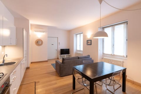TV and multimedia, Kitchen or kitchenette, Living room, Seating area, Dining area