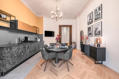 TV and multimedia, Kitchen or kitchenette, Living room, Seating area