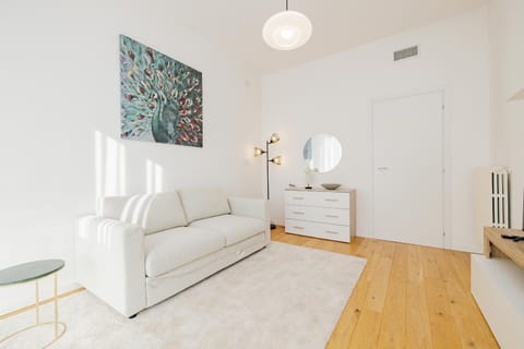 Bed, TV and multimedia, Living room, Photo of the whole room, Seating area, Bedroom, air conditioner