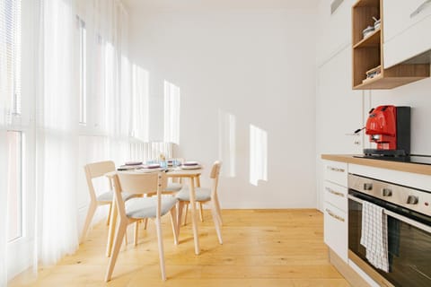 Kitchen or kitchenette, Dining area, oven, stove