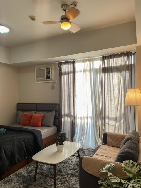 Bed, TV and multimedia, Living room, Photo of the whole room, Seating area, Bedroom, air conditioner