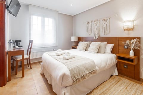 Bed, TV and multimedia, Photo of the whole room, Bedroom, towels
