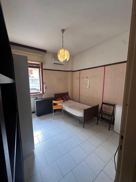 Bed, TV and multimedia, Living room, Photo of the whole room, Seating area, Bedroom, kitchen, air conditioner