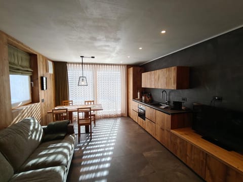 Kitchen or kitchenette, Living room, Seating area, Dining area