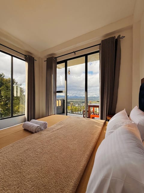 Bed, View (from property/room), Balcony/Terrace, Photo of the whole room, Bedroom, Mountain view, towels