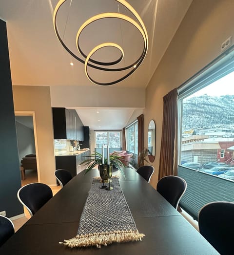 Kitchen or kitchenette, Living room, Seating area, Dining area