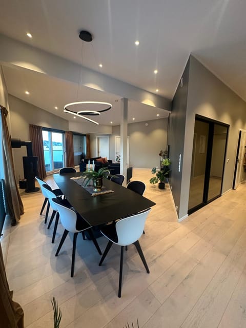 Kitchen or kitchenette, Living room, Seating area, Dining area