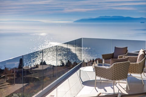 Day, Natural landscape, View (from property/room), Balcony/Terrace, Seating area, Mountain view, Sea view