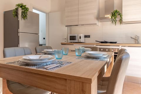 Kitchen or kitchenette, Dining area, minibar, oven, stove