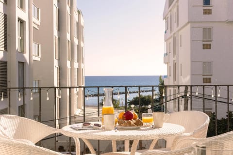 Day, Natural landscape, Balcony/Terrace, Food and drinks, Dining area, Food, Sea view, Drinks