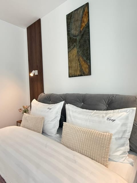 Bed, Living room, Photo of the whole room, Seating area, Bedroom