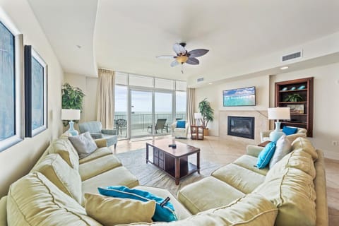 TV and multimedia, Living room, Seating area, fireplace