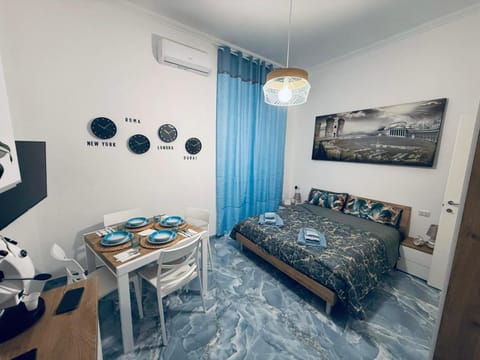 Bed, TV and multimedia, Photo of the whole room, Dining area, Bedroom, air conditioner
