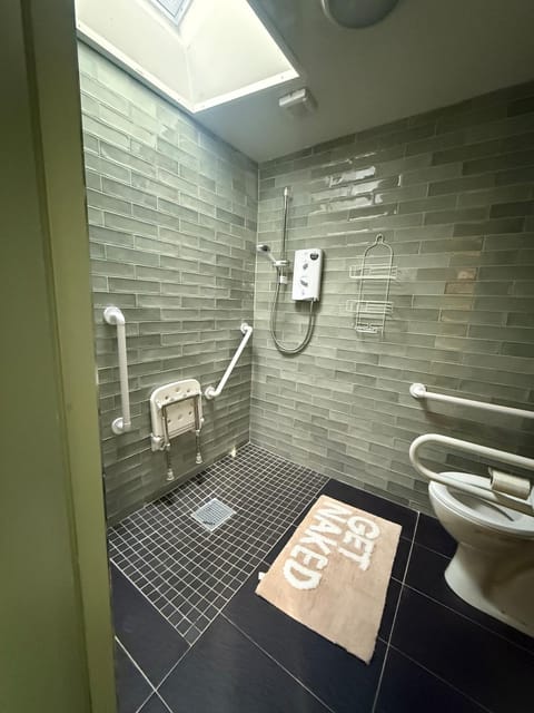 Large cosy home with garden, excellent location! House in Galway