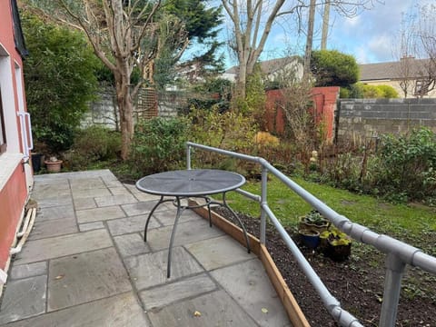 Large cosy home with garden, excellent location! House in Galway