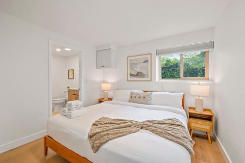 Sunlit & Spacious Seattle Home near Space Needle House in South Lake Union