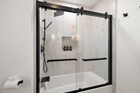 Sunlit & Spacious Seattle Home near Space Needle House in South Lake Union