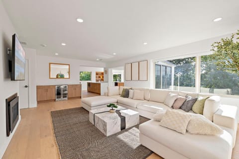 Sunlit & Spacious Seattle Home near Space Needle House in South Lake Union