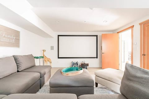 9-Beds7 BA Home wPool table-Movie room& Firepit House in Seattle