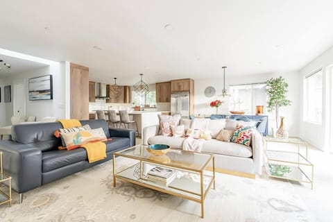 9-Beds7 BA Home wPool table-Movie room& Firepit House in Seattle