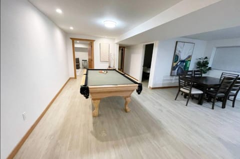 9-Beds7 BA Home wPool table-Movie room& Firepit House in Seattle