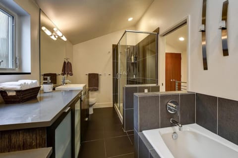 Stroll to PikeSpace Needle from a Cap Hill Loft House in Capitol Hill