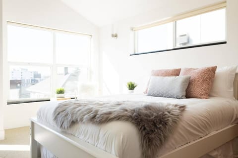 Stroll to PikeSpace Needle from a Cap Hill Loft House in Capitol Hill