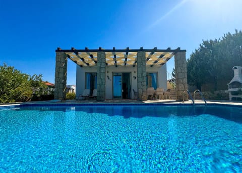 Property building, Day, Pool view, Swimming pool, Swimming pool, sunbed