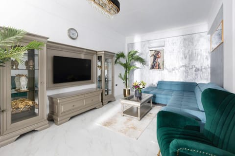 TV and multimedia, Living room, Evening entertainment