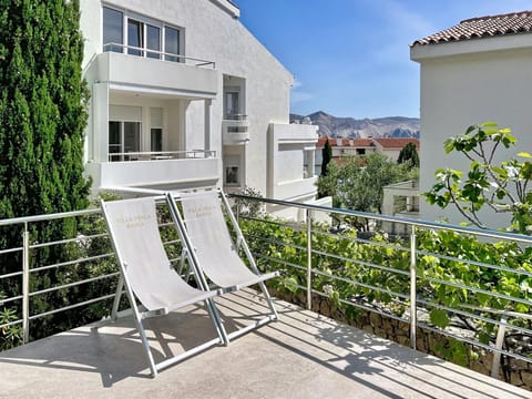 Property building, Patio, Spring, Day, Natural landscape, Garden, View (from property/room), Balcony/Terrace, Garden view, Mountain view, sunbed