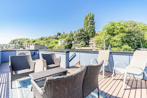 Chic Queen Anne Townhome Near Space Needle House in Lake Union