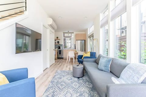 Chic Queen Anne Townhome Near Space Needle House in Lake Union