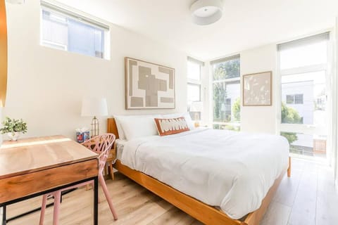 Chic Queen Anne Townhome Near Space Needle House in Lake Union