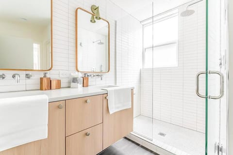 Chic Queen Anne Townhome Near Space Needle House in Lake Union