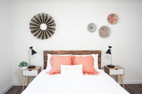 Beautiful Light-filled Farmhouse w swing & slide House in Bothell